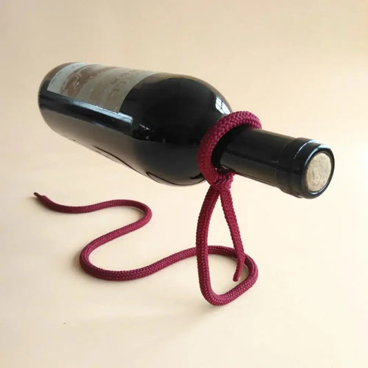 Support à vin en corde rouge rigide créant une illusion de lévitation