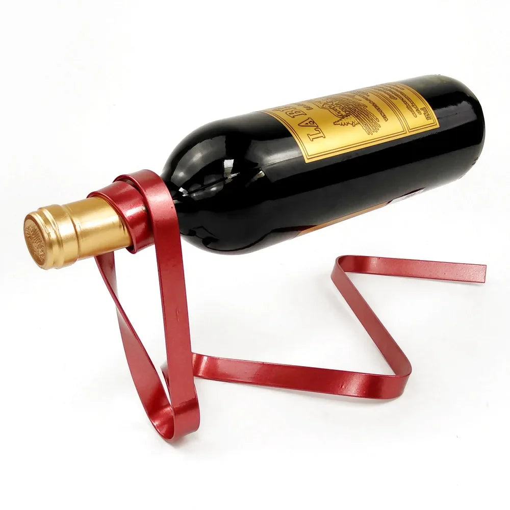 Bouteille de vin suspendue par un ruban rouge rigide sur fond dégradé