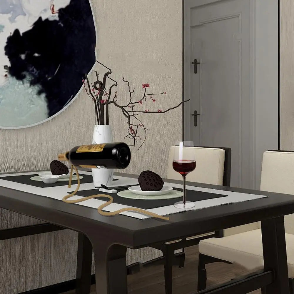 Accessoire de cuisine design avec corde rouge tenant un vin en équilibre
