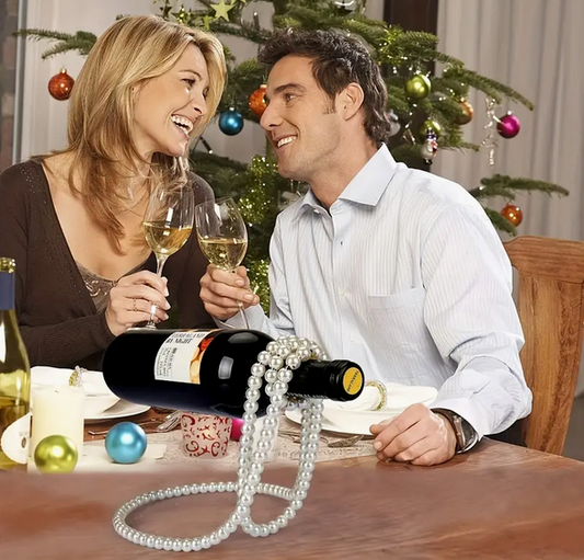 Bouteille de vin suspendue dans un collier de perles, effet luxe et raffinement