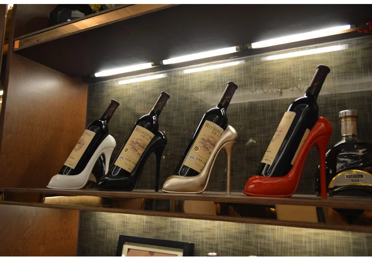 Décoration vin insolite : porte-bouteille escarpin rouge pour intérieur contemporain